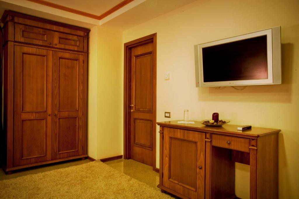 Hotel Dbh Bukarest Zimmer foto