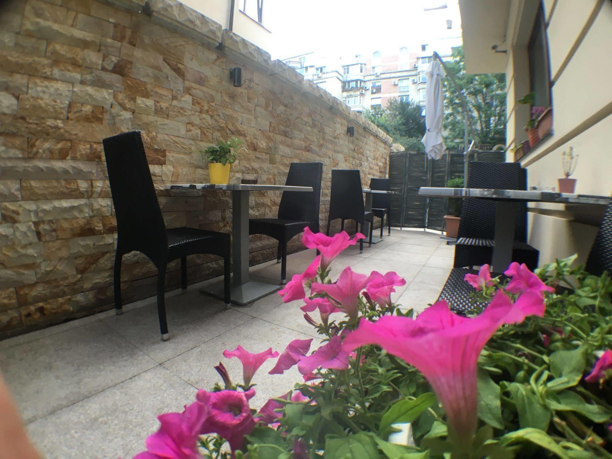 Hotel Dbh Bukarest Exterior foto